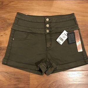 TINSELTOWN 3 BUTTON HIGH WAIST CUFFED SHORTS